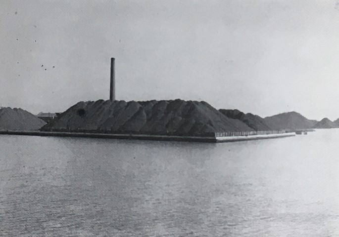 MOUNTAINS OF COAL IN TORONTO HARBOR