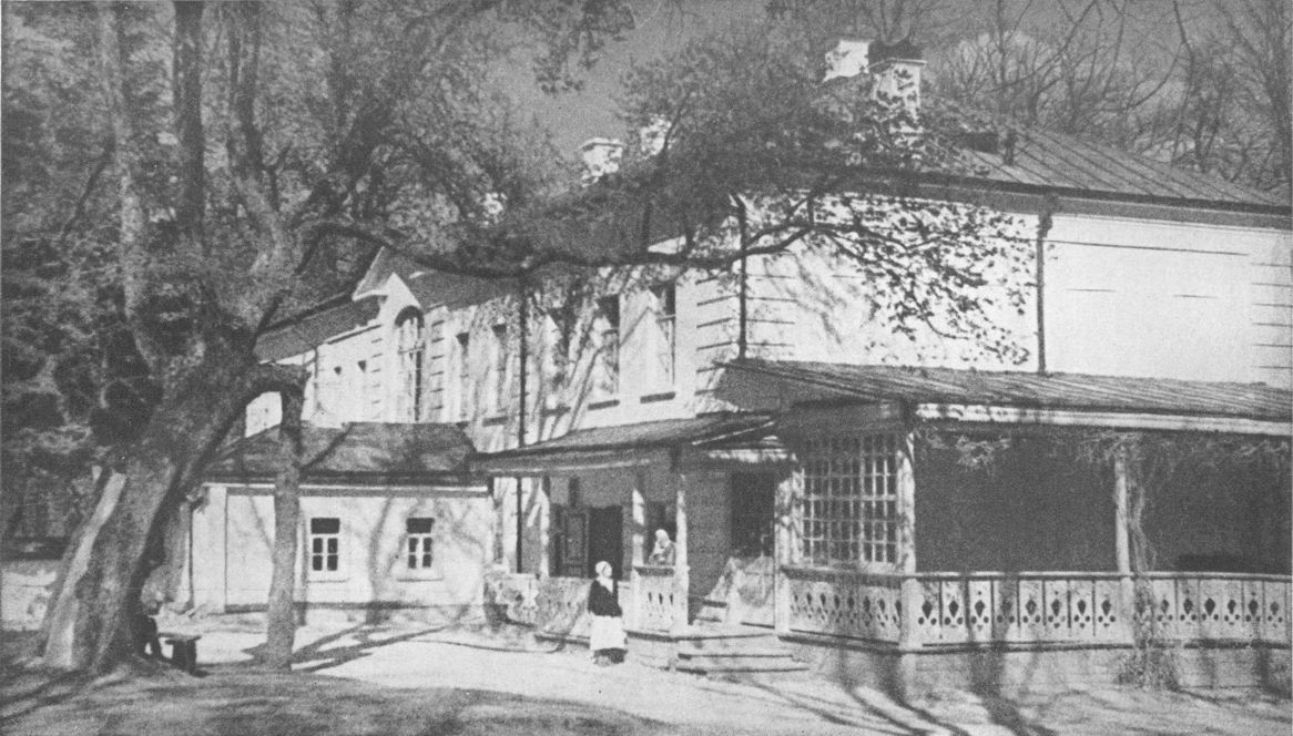 Photo of Tolstoy&#x27;s home.