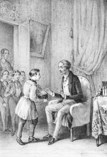 Garçon tenant une boîte devant un homme assis avec des garçons dans l’embrasure de la porte qui regardent