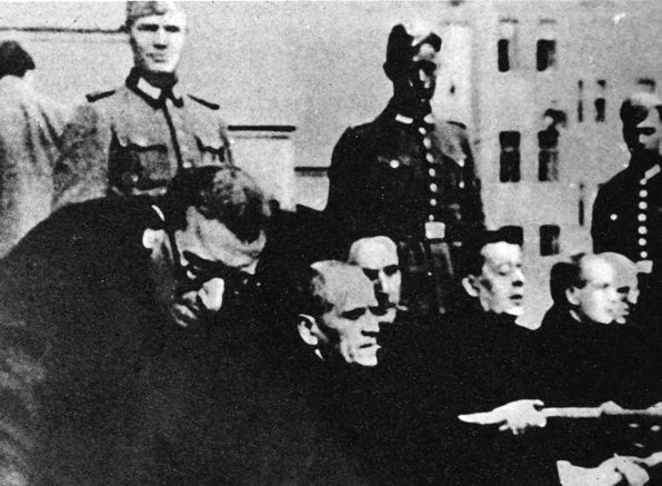 men working, overseen by German soldiers