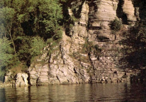 color photo of fault line on shore of Ottawa River